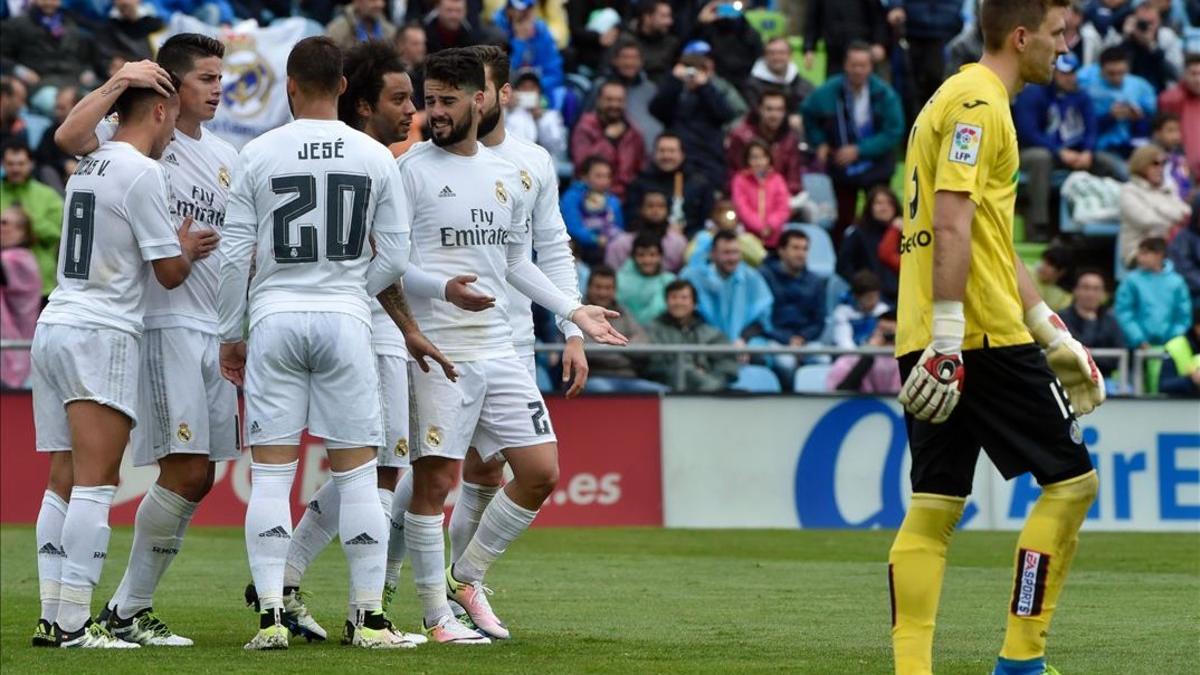 Los jugadores del Madrid celebran el gol de James ante la desolación de Guaita