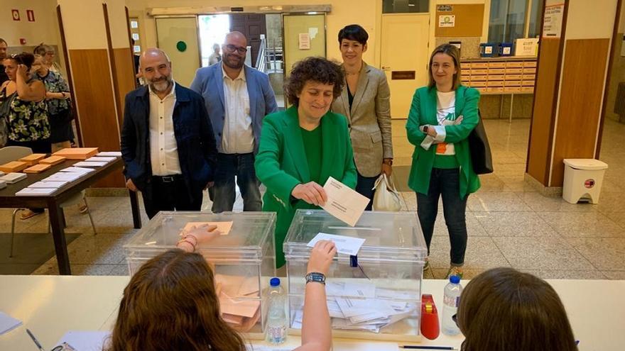 La alcaldesa de Santiago, Goretti Sanmartín, vota en la Facultad de Filosofía