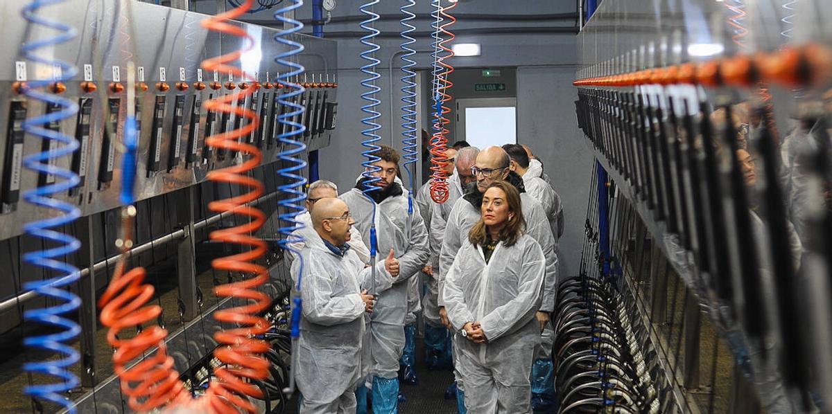 La consejera con responsables de la granja en la moderna sala de ordeño.