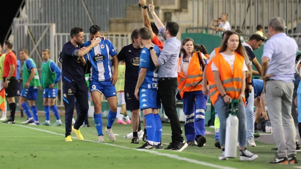 Alberto Quiles se retira del terreno de juego de El Arcángel, este domingo, durante el encuentro entre el Córdoba CF y el Deportivo.