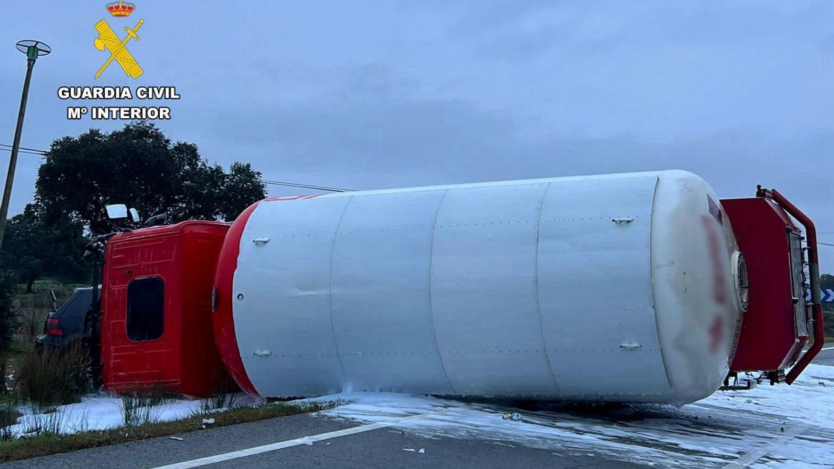 Un choque entre un coche y un camión cisterna en Madrigalejo corta la carretera Ex-355