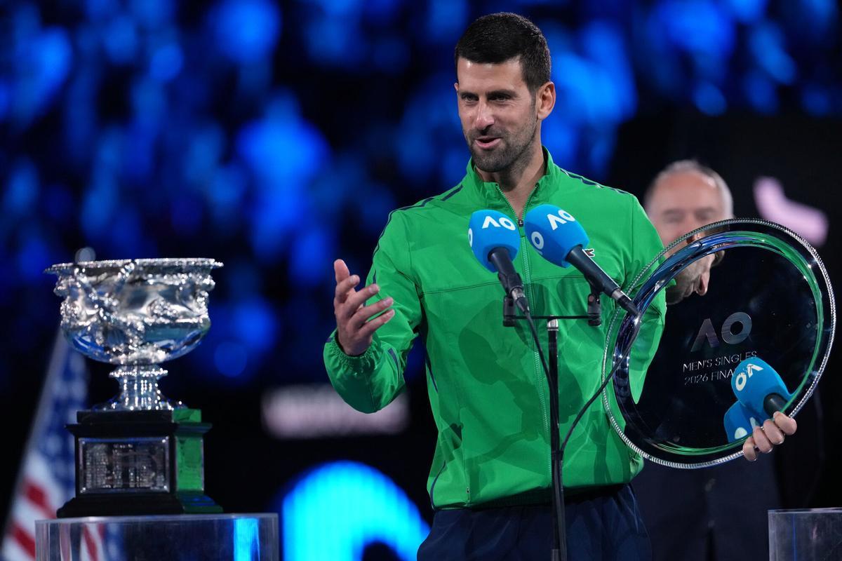 Novak Djokovic posando con el trofeo de subcampeón en Melbourne