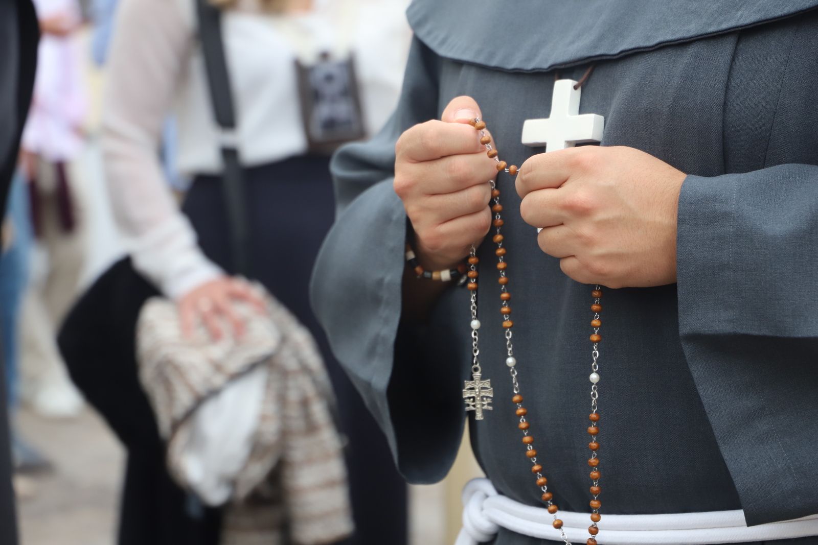 Los besamanos y procesiones del Día de Todos Los Santos, en imágenes
