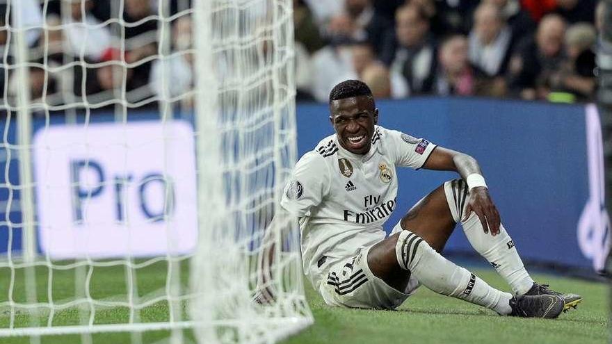 Vinicius, en el suelo, tras lesionarse. // Efe