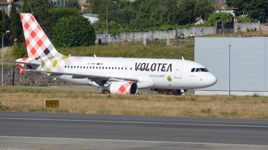 Un avión de Volotea, rodando hacia la terminal del aeropuerto de Peinador. // Fdv