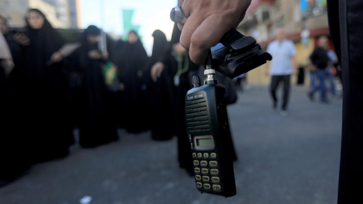 Un hombre sostiene en Beirut (Líbano) un walkie-talkie con el logotipo de la firma japonesa Icom