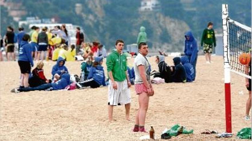 Imatge d&#039;arxiu d&#039;un grup de turistes anglesos participants en el LloretFest a la platja de Lloret l&#039;any 2010.