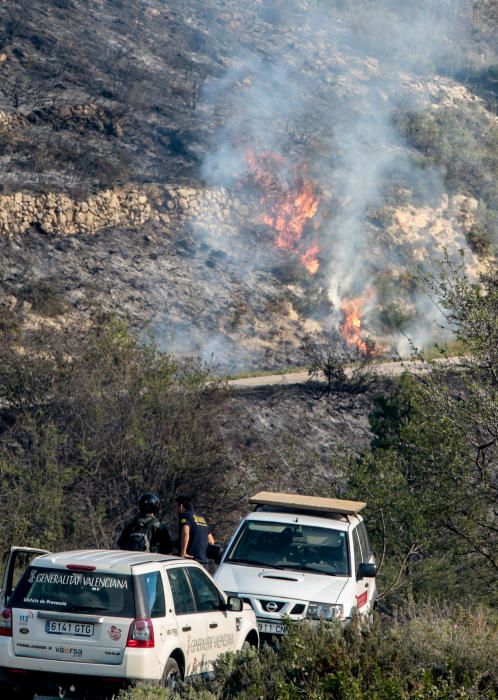 Un incendio forestal pone en alerta a la sierra de Aitana