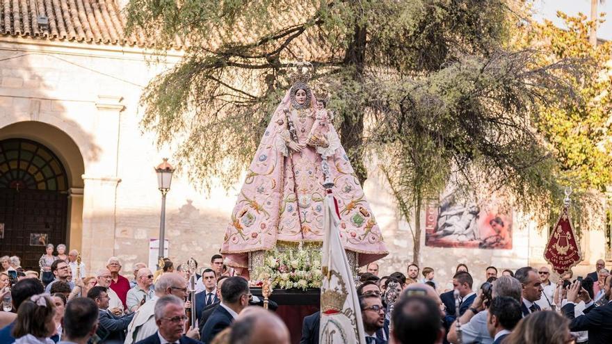 La Virgen de Araceli recorre Lucena a hombros de sus hermanos en el 175 aniversario del Patronazgo
