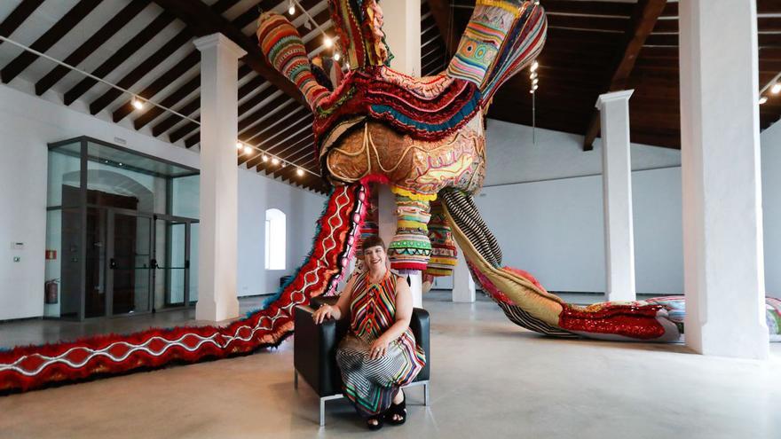 Joana Vasconcelos ante la obra que expone en el MACE. | TONI ESCOBAR