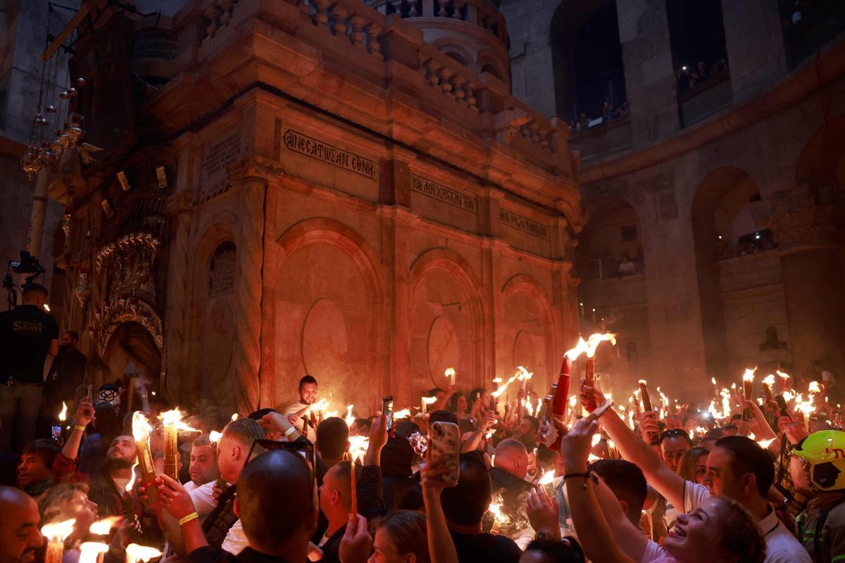 Cristianos ortodoxos celebran “Fuego Sagrado” en Jerusalén. eregrinos cristianos ortodoxos sostienen velas durante la ceremonia del Fuego Sagrado, un día antes de la Pascua ortodoxa, el sábado 15 de abril de 2023 en la Iglesia del Santo Sepulcro en la Ciudad Vieja de Jerusalén, donde muchos cristianos creen que Jesús fue crucificado y enterrado antes de resucitar.