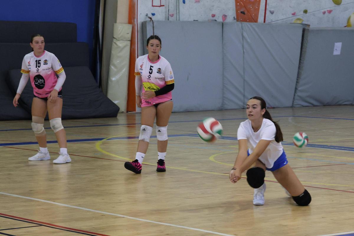 Todas las imágenes de las jornadas de tecnificación de vóley en el Polideportivo Es Viver
