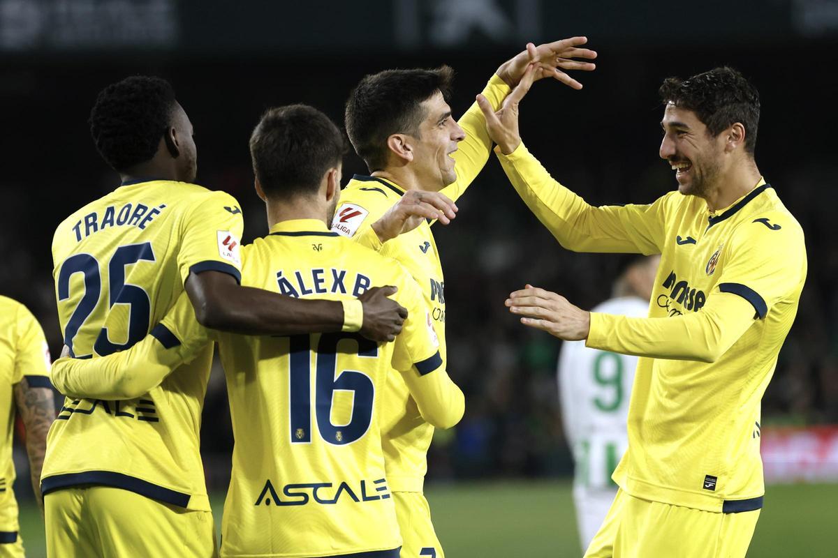 Traoré, Baena, Gerard y Comesaña celebran un gol del Villarreal.