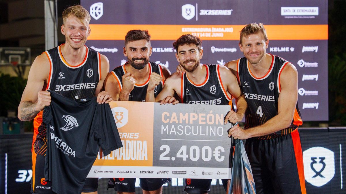 Los integrantes del Mérida Woka con el cheque de campeones.