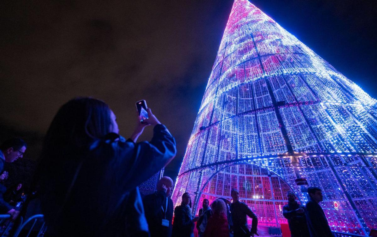 El superarbre de Nadal d’Albiol torna a Badalona