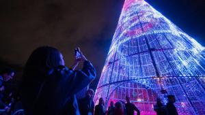 El superarbre de Nadal d’Albiol torna a Badalona