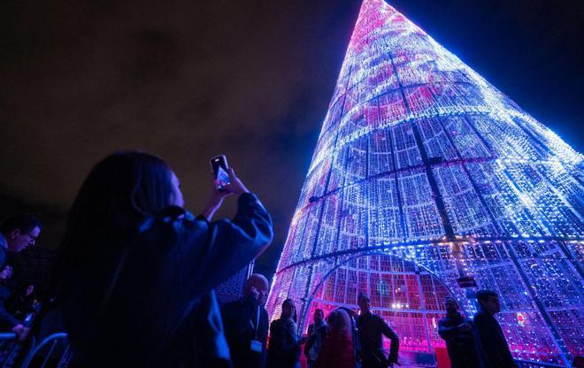 El superarbre de Nadal d’Albiol torna a Badalona