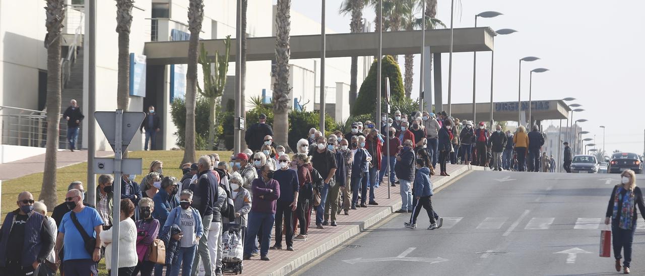 Largas esperas a las puertas del Hospital de Torrevieja para recibir la vacuna contra el covid