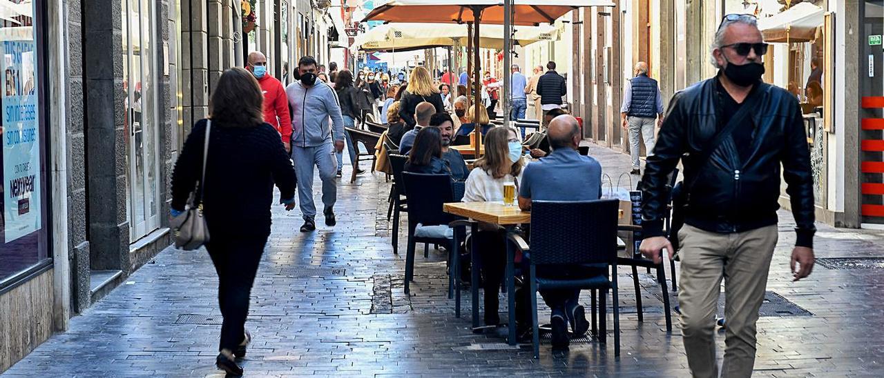 Comercios y terrazas en la zona de Triana, en la capital grancanaria. | | J.C. CASTRO