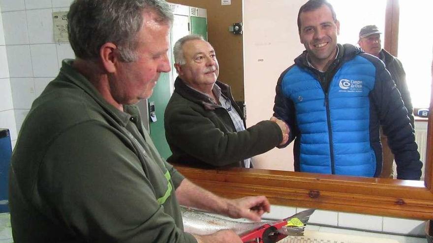 Tomás Ampudia, José Manuel González Castro y El Sastrín, en el precinto del campanu.