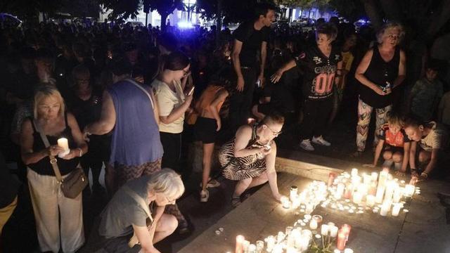 Encesa d’espelmes en homenatge a la víctima, ahir a Manresa. | MIREIA ARSO