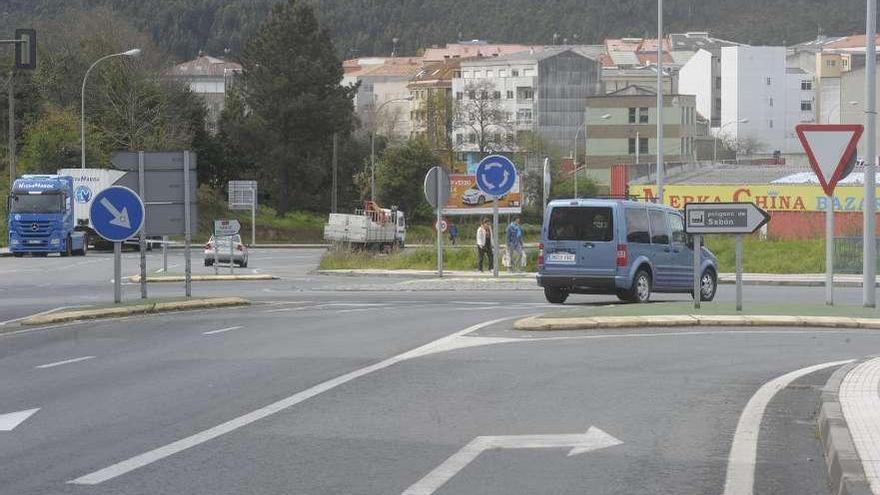 Una furgoneta circula por la rotonda de Pescanova, ayer. / víctor echave