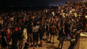 Botellón en la playa del Bogatell.