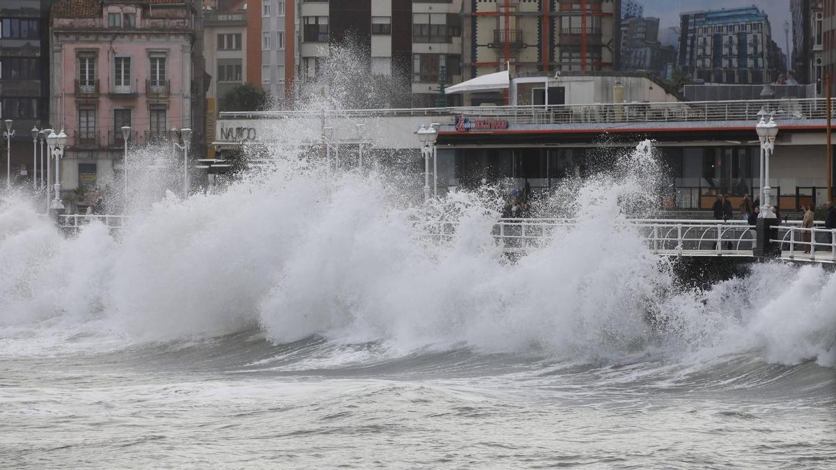 Oleaje en la costa de Gijón una imagen de archivo
