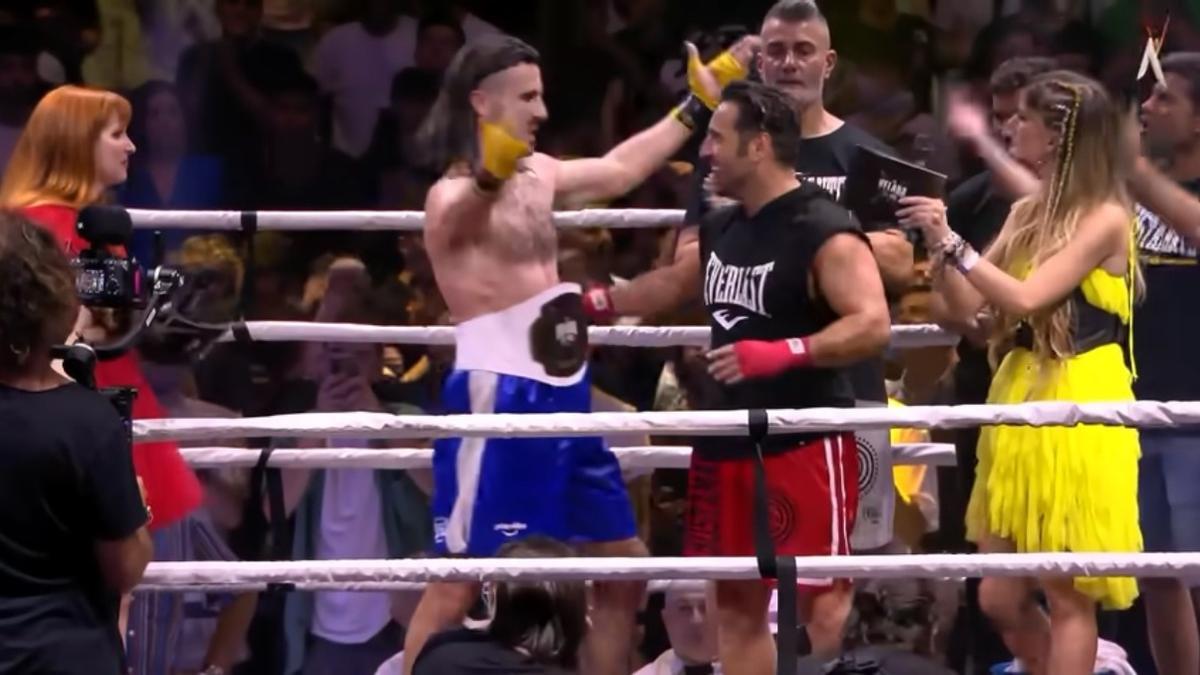 Míster Jagger y David Bustamante se abrazan tras su combate en &#039;La Velada del Año 2&#039;.