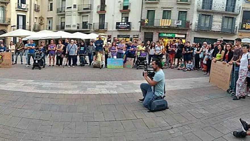 Manifestants a la plaça de l&#039;Ajuntament, divendres