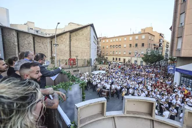 Imágenes del desfile de la entrada de bandas y la Nit de l'Olla en San Blas