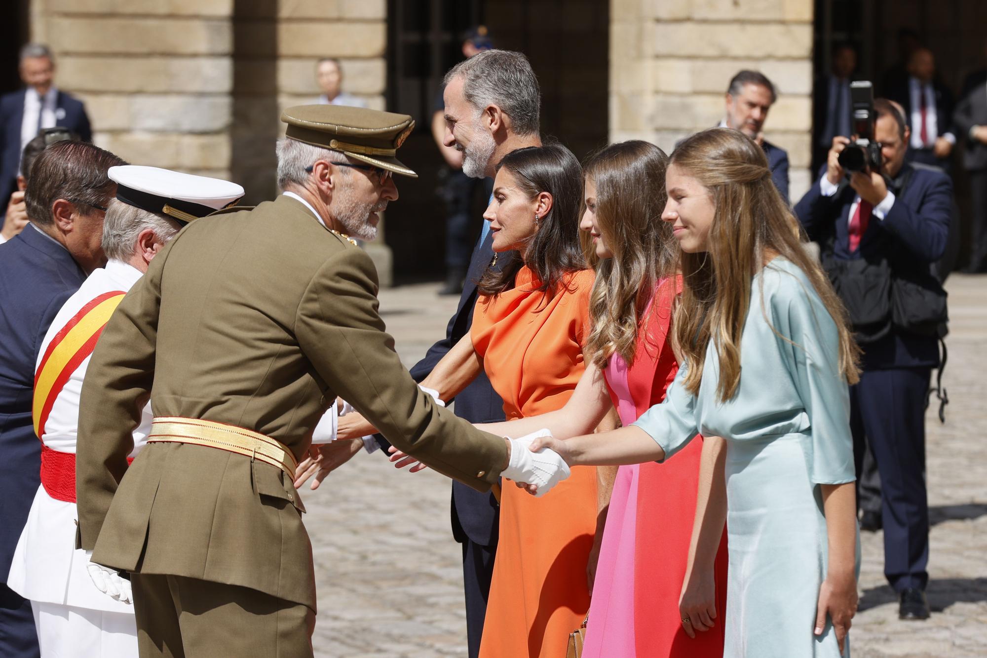 El rey Felipe VI realiza la ofrenda al Apóstol acompañado de la reina Letizia y sus hijas