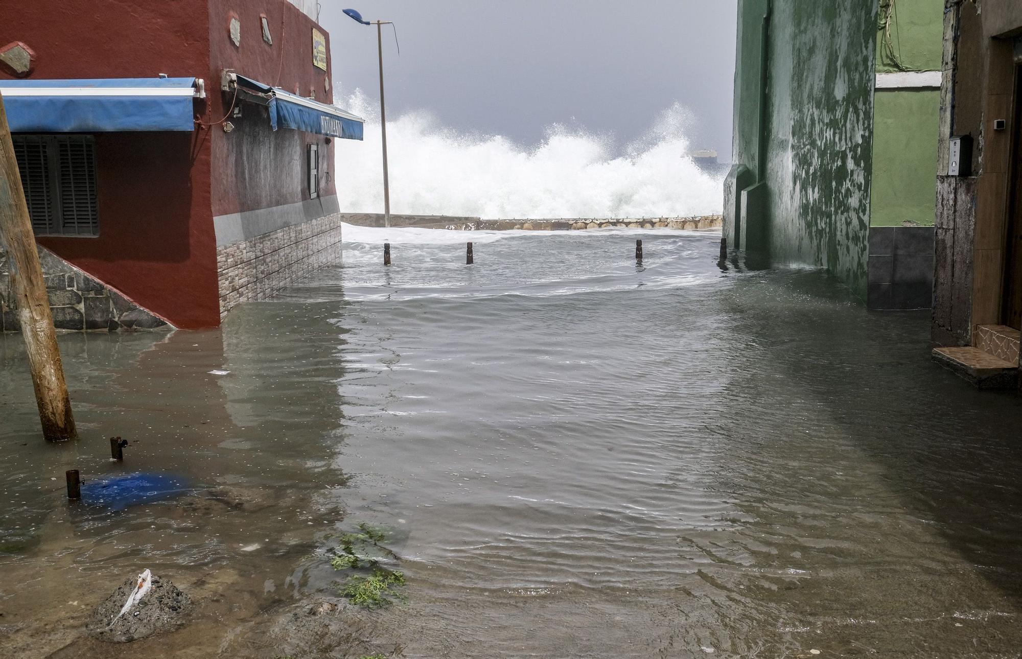 El fuerte oleaje de la pleamar inunda San Cristóbal