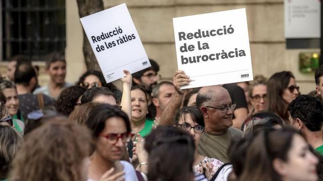 Imagen de archivo de una protesta de docentes frente al Parlament el año pasado. | B.RAMON