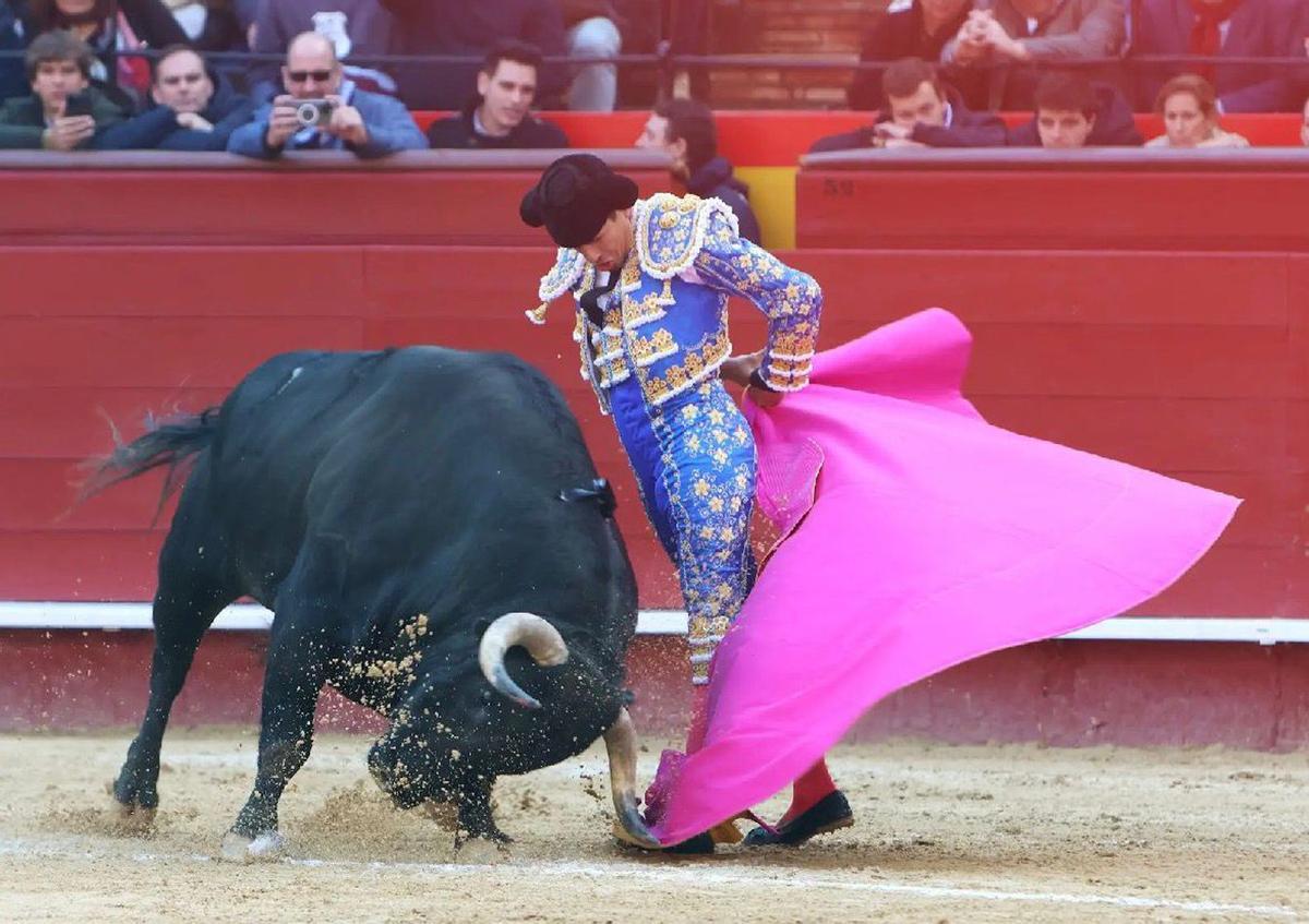 José María Manzanares rematando con el capote en su tarde de la pasada Feria de Fallas.  | VIGUERAS