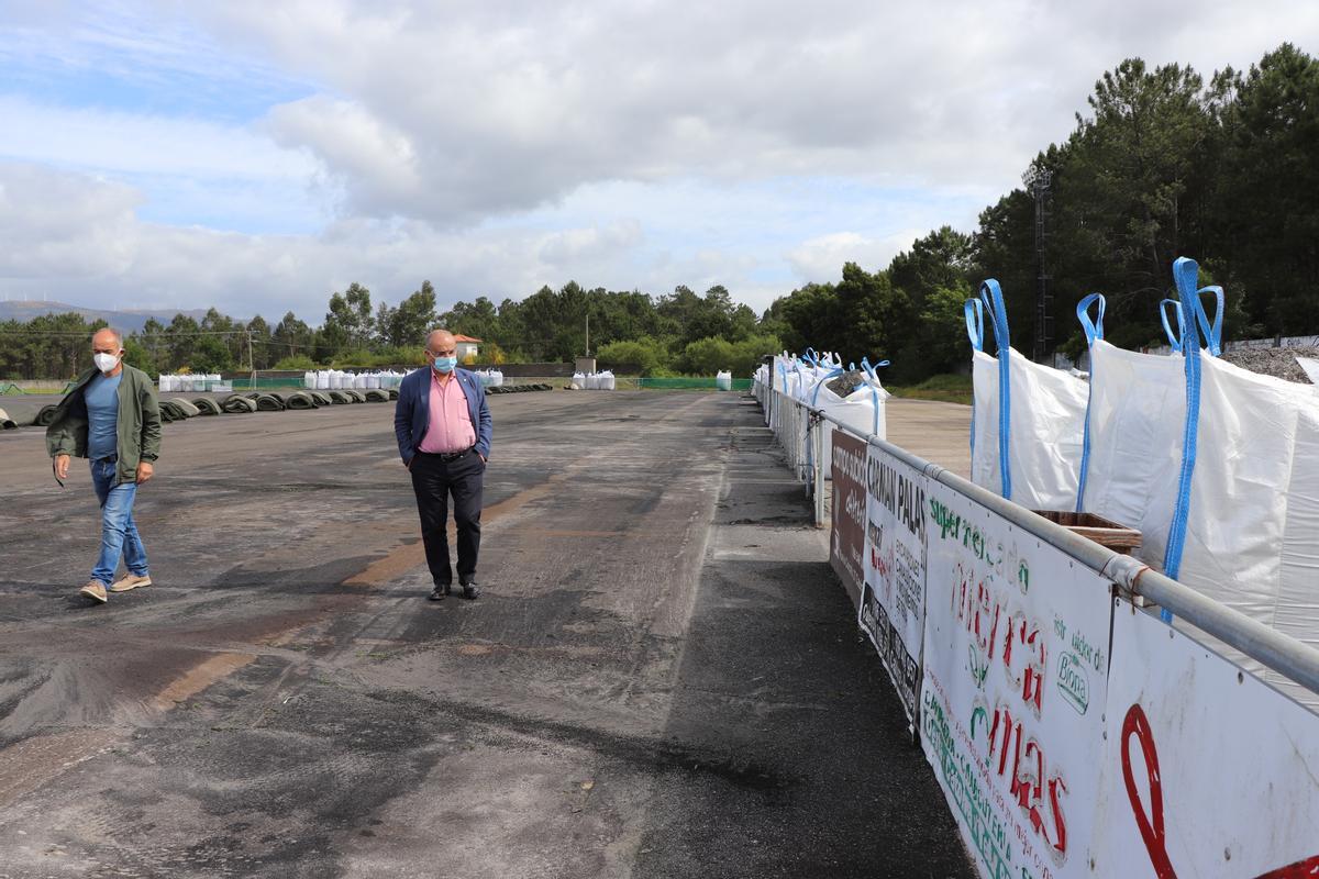 La visita del alcalde a las obras del campo de fútbol, ayer.