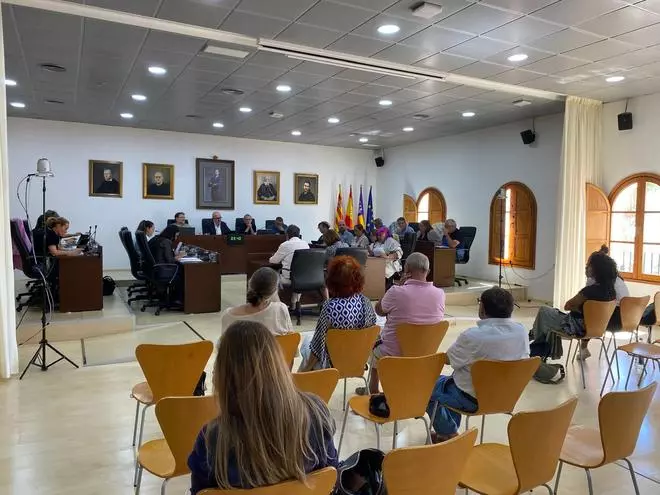 Tensión en el pleno de Sant Josep tras las acusaciones por los accidentes mortales en Cala de Bou