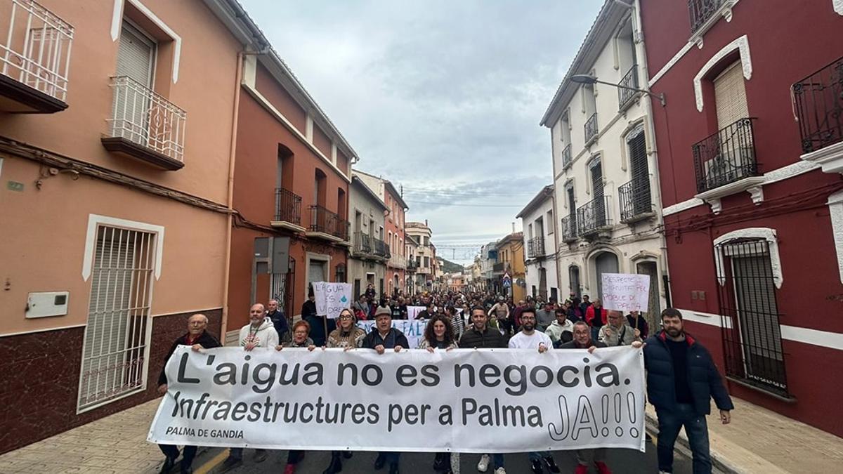 Manifestación en Palma de Gandia reclamando financiación para el agua potable