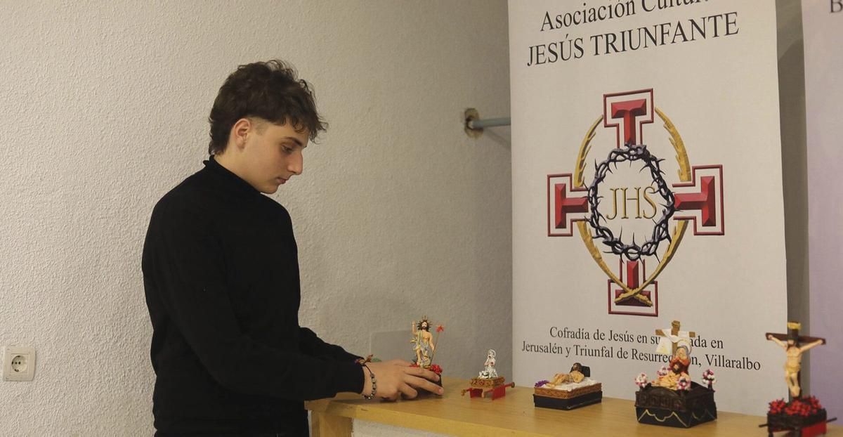 Sobre estas líneas, el toresano Marcos Vergel de 16 años muestra algunas de las maquetas diseñadas y ejecutadas en cartón piedra y plastilina de la Semana Santa de Vilalralbo. Abajo, dos detalles con la imagen del Nazareno en primer plano.  | ALBA PRIETO