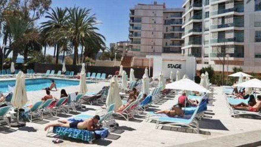 Turistas en la piscina de un hotel de Ibiza.