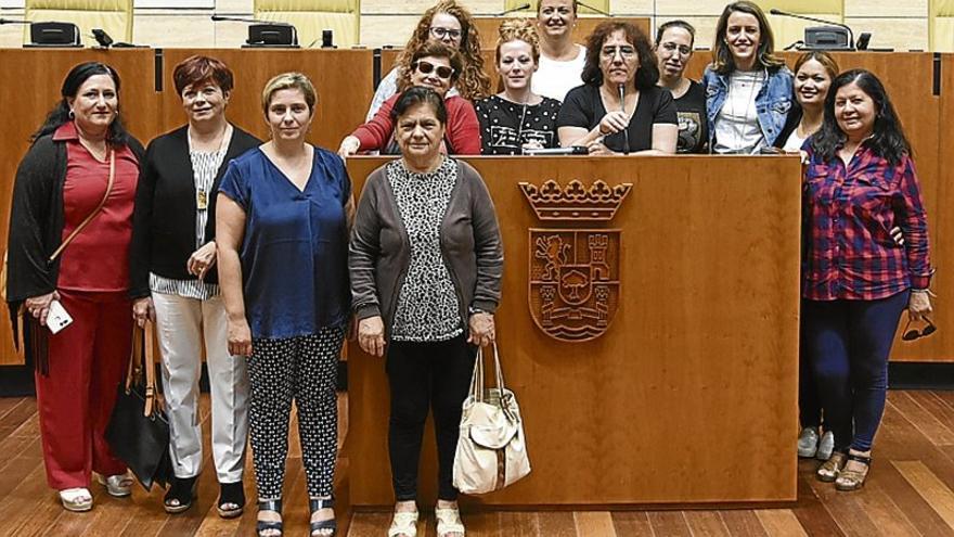 Mujeres conocen el Parlamento regional