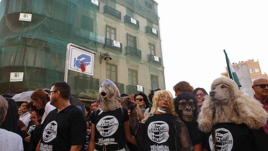 La imagen muestra la protesta ciudadana contra el derribo de La Mundial que puso de acuerdo a la oposición para tumbar, al menos por ahora, la construcción del hotel de Moneo.