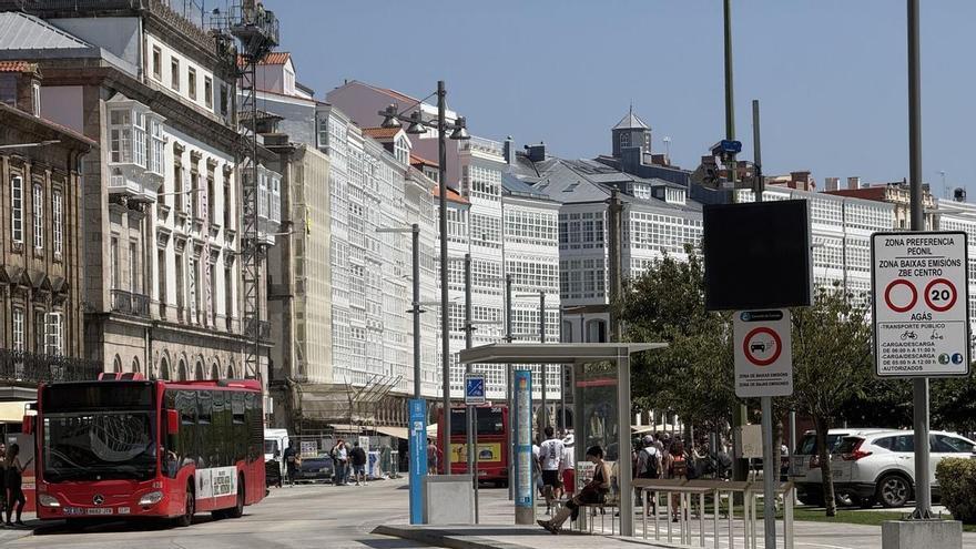 Las denuncias a coches que entran sin permiso en la Marina de A Coruña caen a un tercio en tres años, pero sigue habiendo 16 por día