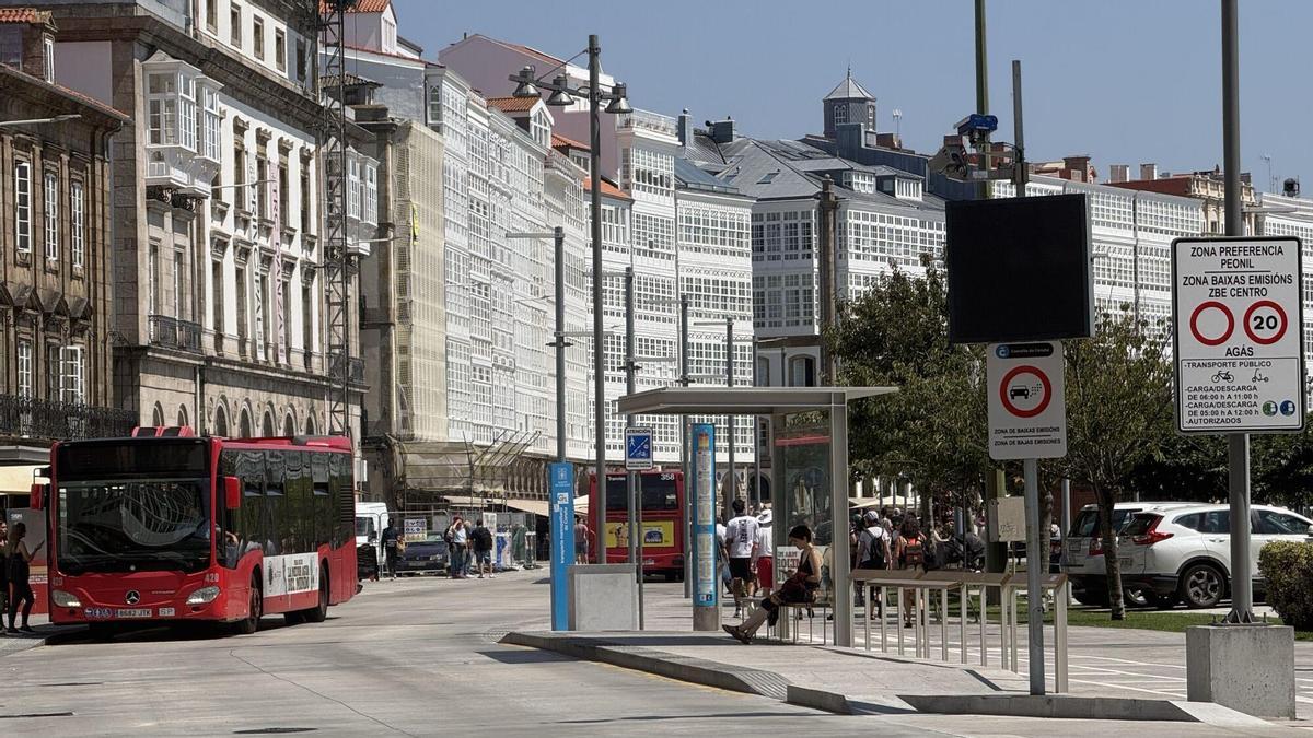 Buses circulan por la avenida de la Marina, en una zona de tráfico restringido y vigilada por cámaras.