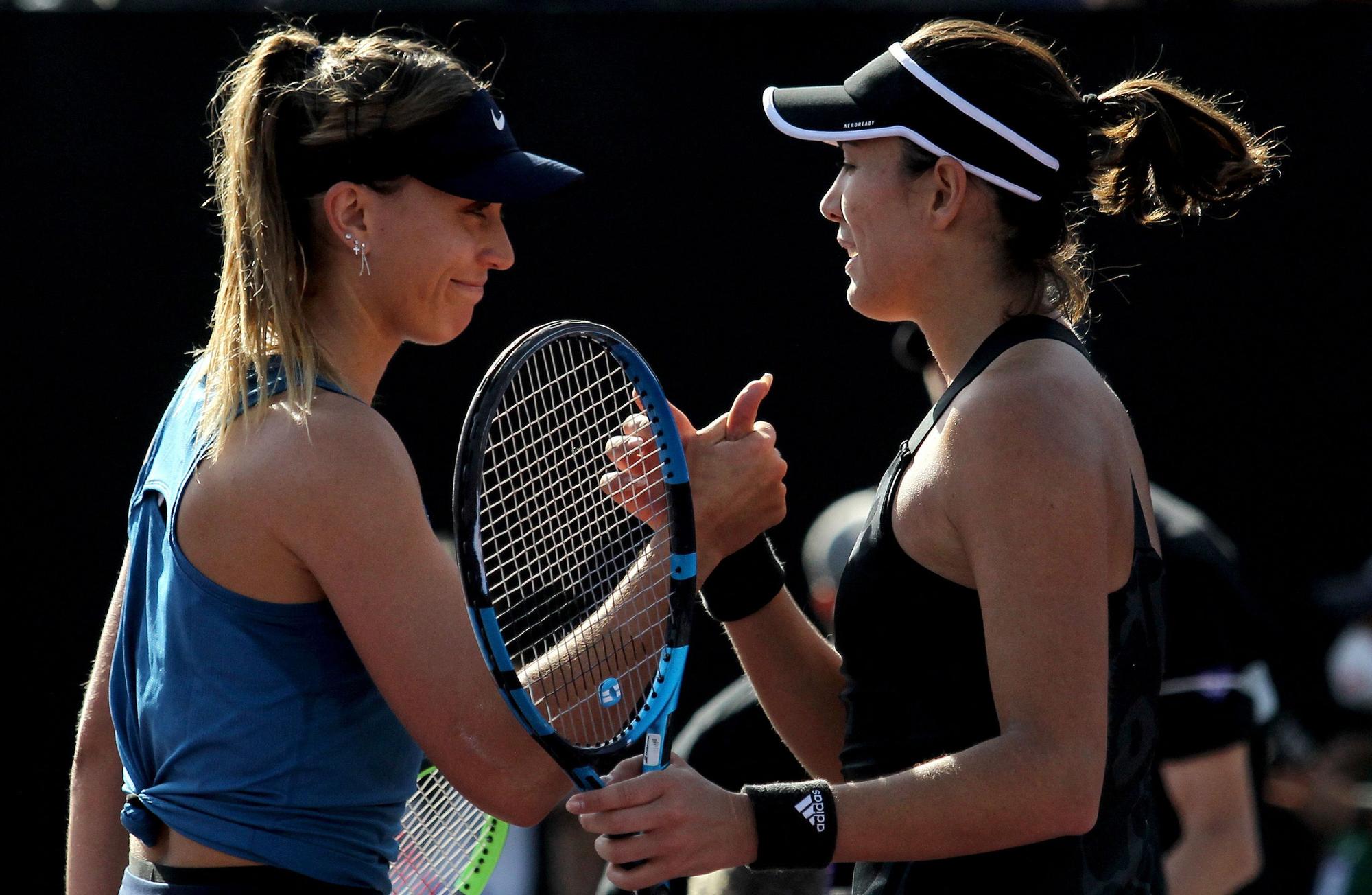 Paula Badosa y Garbiñe Muguruza tras la semifinal del WTA Finals Tournament.