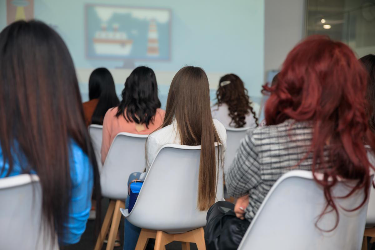 Para socializar en la formación a distancia se utiliza la tecnología y canales como foros, chats o grupos de WhatsApp.