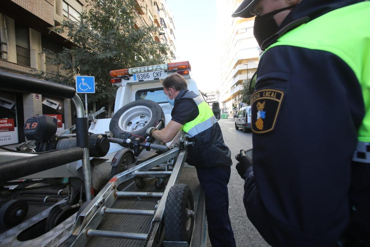 Primeras multas en Alicante a usuarios de patinetes por incumplir la ordenanza Primeras multas en Alicante a usuarios de patinetes por incumplir la ordenanza