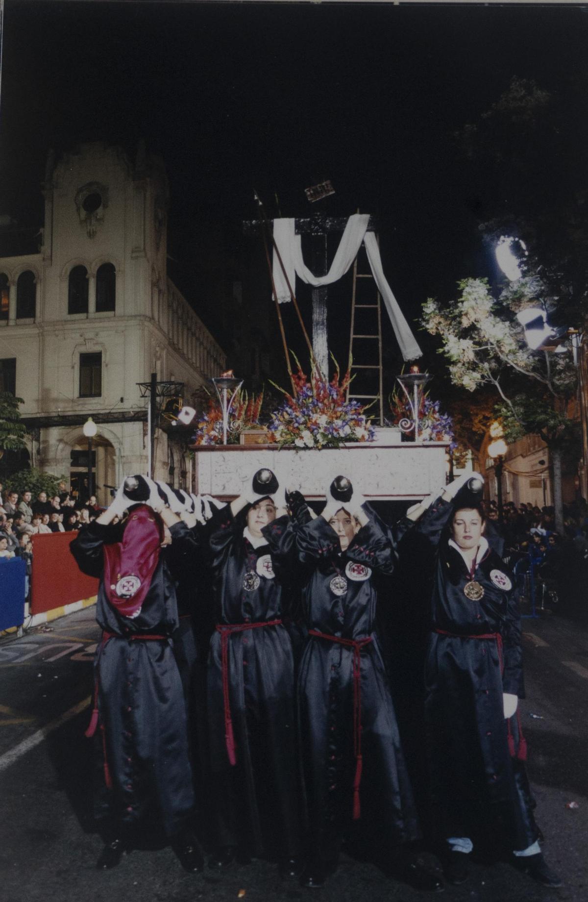 Paso de la Santa Redención, el primero de mujeres que procesionó en la ciudad de Alicante.