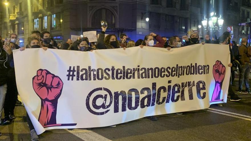El sector hostaler ha protestat davant la Generalitat a Barcelona.