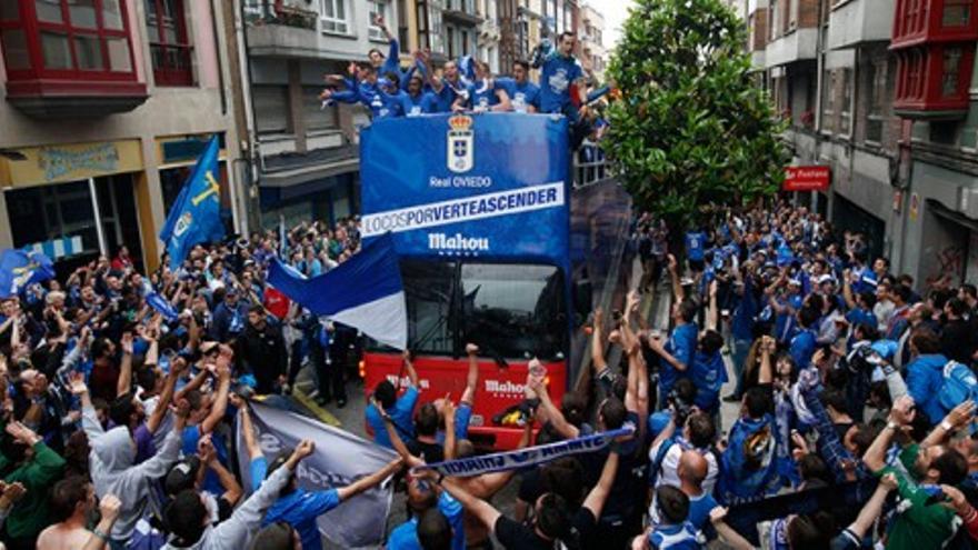 El Real Oviedo celebra con la afición el ascenso a Segunda con un recorrido por la ciudad